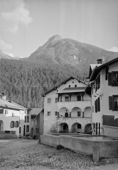 Dorfplatz mit Brunnen, «Museum d'Engiadina Bassa»