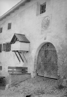 Gebäudeansicht mit Tor und Aussenbackofen