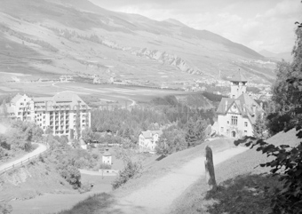 Blick auf Dorf Scuol von Vulpera bei der Villa Engiadina