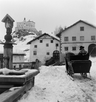 Schloss Tarasp im Hintergrund