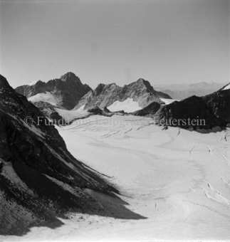 Bergpanorama Winter mit Schneefeld