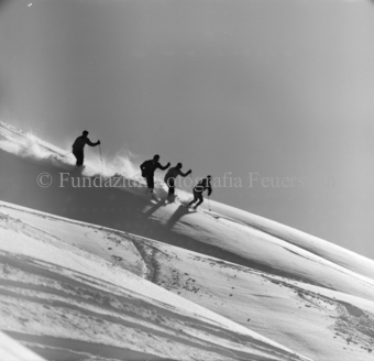 Vier Skifahrer auf Piste