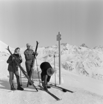 Zwei Skifahrerinnen und ein Skifahrer