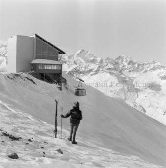 Skifahrerin vor Seilbahnstation 