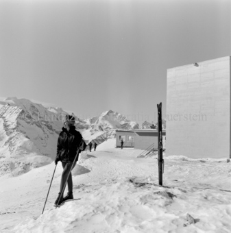 Skifahrerin vor Gebäude