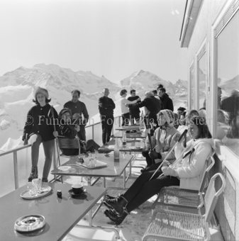 Gruppe auf Restaurantterrasse