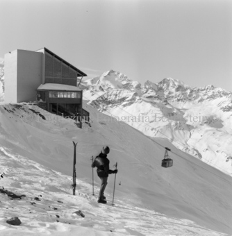 Skifahrerin vor Seilbahnstation 