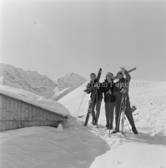 Zwei Skifahrerinnen und ein Skifahrer