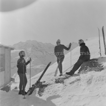Zwei Frauen und ein Mann auf Schneefeld
