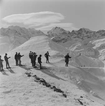 Gruppe Skifahrende vor Pistenabhang 