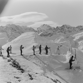 Gruppe Skifahrende vor Pistenabhang 