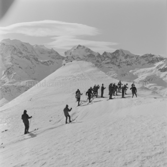 Gruppe Skifahrende auf Piste