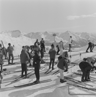 Gruppe Skifahrende