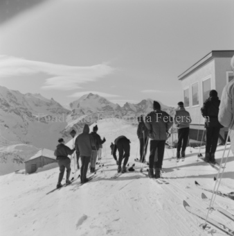 Gruppe Skifahrende