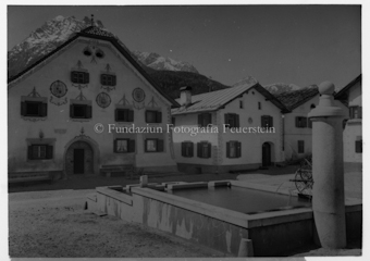 Bügl Grond, Dorfplatz mit Brunnen in Scuol