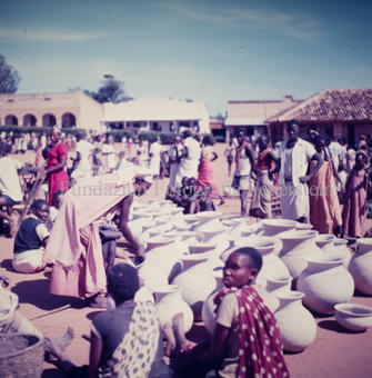 Markt in einer Siedlung, Frauen, am Boden Auslage mit grossen Keramikgefässen
