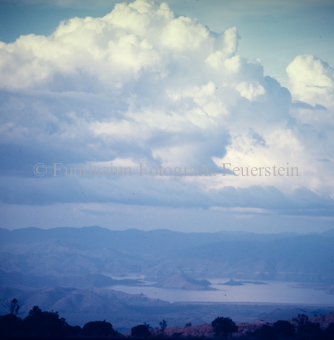 Landschaft mit grosser Wolke