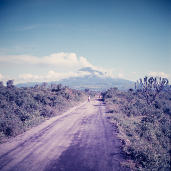 Landstrasse mit Berg im Hintergrund