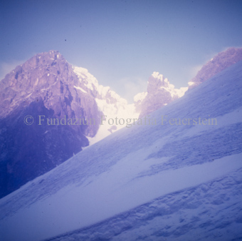 Schneebedeckte Landschaft und Bergspitzen