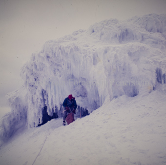 Schneebedeckte Landschaft mit Bergsteiger