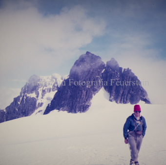 Schneebedeckte Landschaft und Bergspitzen mit Bergsteiger