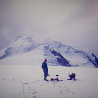 Schneebedeckte Landschaft mit Bergsteiger