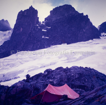 Schneebedeckte Landschaft mit Zelt