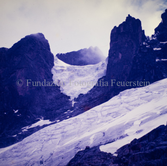 Schneebedeckte Landschaft und Bergspitzen