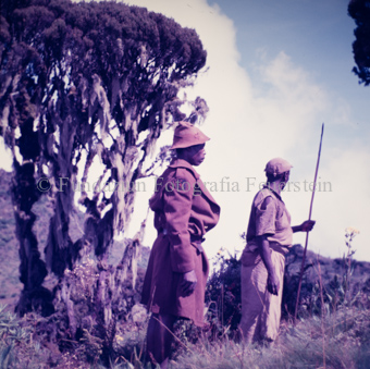Mann mit Stab und Mann in Uniform