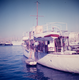 Schiff, grosse Schiffe im Hintergrund