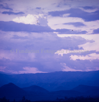 Landschaft, im Hintergrund Berge