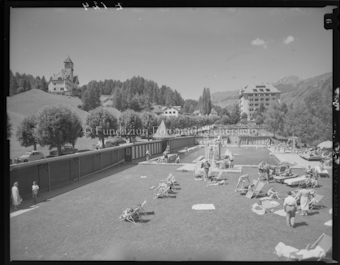 Schwimmbad vom Hotel Waldhaus mit Villa Engiadina (links) und Hotel Schweizerhof (rechts)