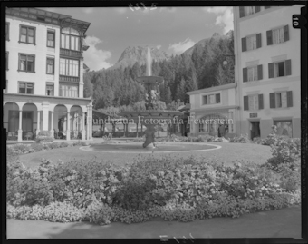 Springbrunnen vor dem Hotel Waldhaus mit Piz Lischana im Hintergrund