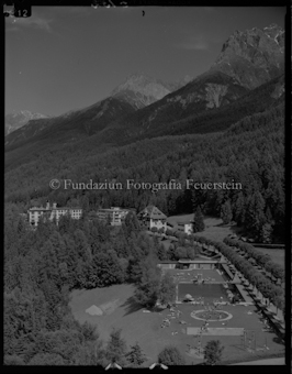 Schwimmbad mit Waldhaus und Lischana