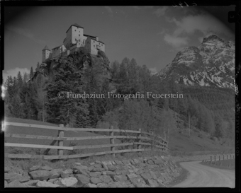 Schloss Tarasp mit Piz Lavetscha im Hintergrund