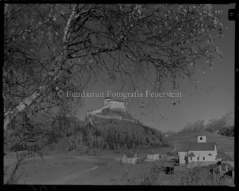 Schloss Tarasp mit Birken und Kirche 