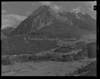 Blick auf den Piz Pisoc sowie Bahnhof Scuol (links unten) und Vulpera