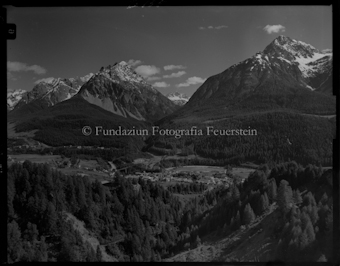 Blick auf Scuol mit Mot San Jon (links) und Piz Pisoc (rechts) sowie dem Clemgiathal