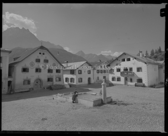 Dorfplatz Scuol mit Brunnen und Häuser
