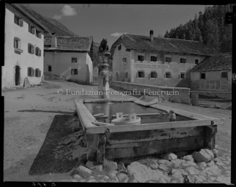 Dorfplatz S-charl mit Brunnen