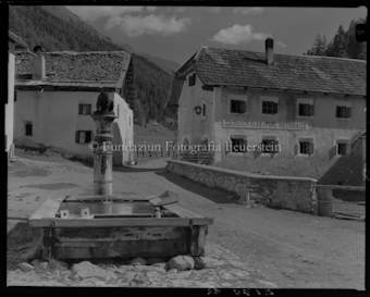 Dorfplatz S-charl mit Brunnen