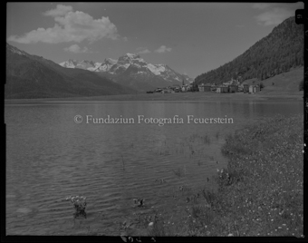 Sicht von Champfer über den Lej da champfer auf Silvaplana mit dem Piz da la Magna im Hintergrund