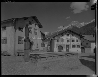 Sicht auf den Dorfplatz Scuol mit Margnabrunnen (Solsassbrunnen)