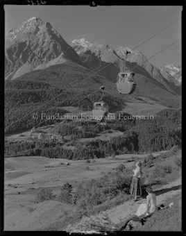 Seilbahn Scuol Motta Naluns mit Pisoc und Schloss Tarasp mit zwei Personen