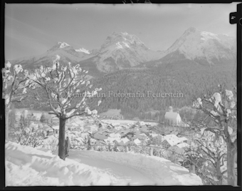 Winter, Dorfpartie von der Strasse Guarda mit Lischana