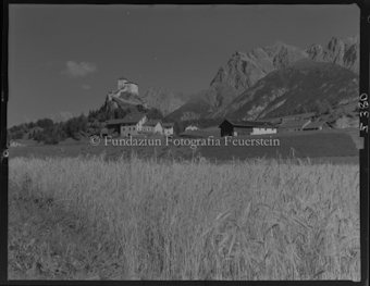 Schloss Tarasp mit Kornfeld