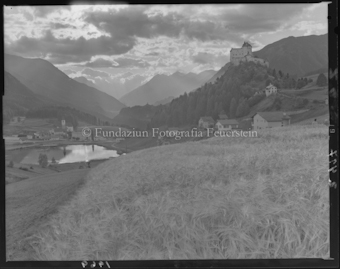 Schloss Tarasp mit Fontana Gegenlicht