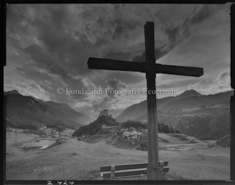 Schloss Tarasp Gegenlicht mit Kreuz