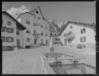 Sicht auf Dorfplatz mit Brunnen