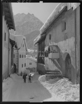 Dorfgasse in Unterscuol mit Piz Pisoc
